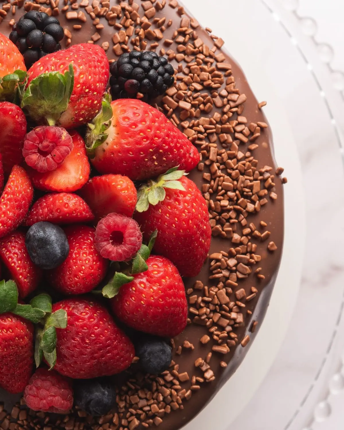 Bolo de chocolate com frutas vermelhas visto de cima