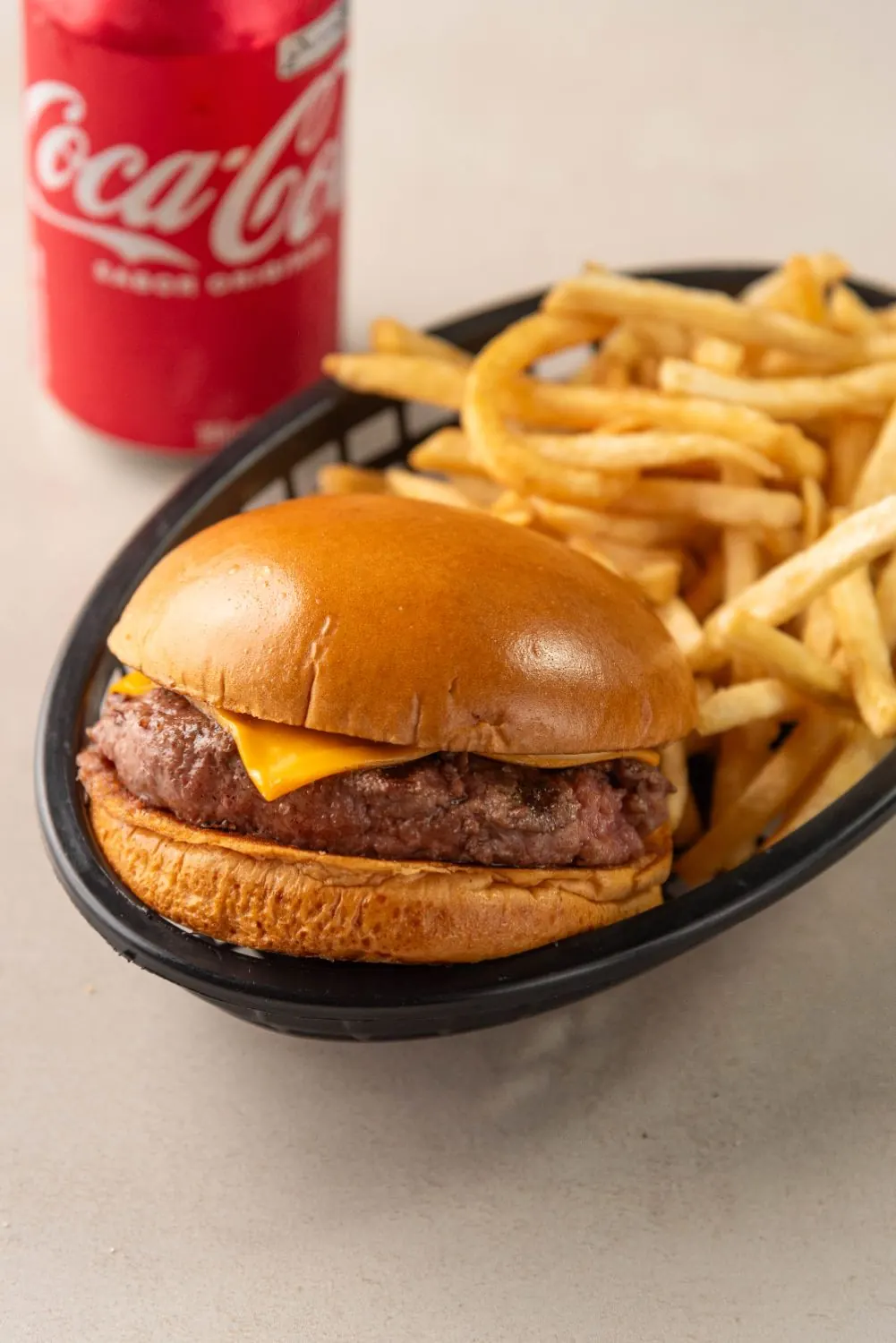 Hambúrguer com fritas fotografado em set