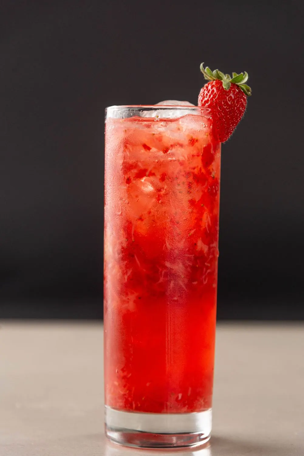 Drink vermelho em copo alto