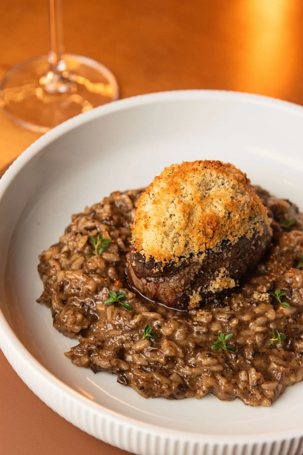Filé em crosta com risoto de cogumelos, fotografado para cardápio