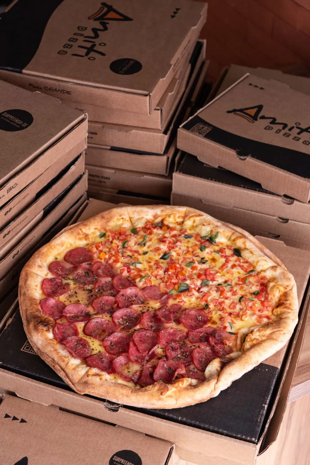 Pizza apoiada em caixas de entrega
