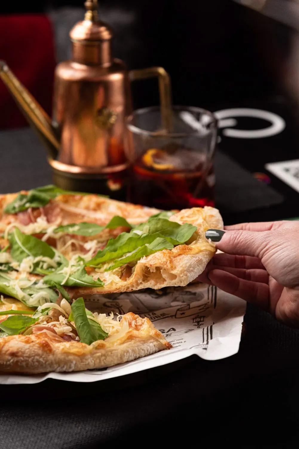 Fatia de pizza com rúcula